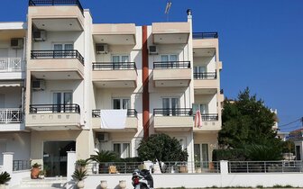 Apartmánový dom Stelios - exteriér - zájazd autobusovou a individuálnou dopravou CK Turancar - Grécko, Olympská riviéra, Nei Pori