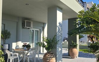 Apartmánový dom Stelios - terasa prízemie - zájazd autobusovou a individuálnou dopravou CK Turancar - Grécko, Olympská riviéra, Nei Pori