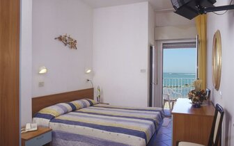 Hotel Blumen na pláži Rimini - Viserba, zájazdy autobusovou a individuálnou dopravou CK TURANCAR