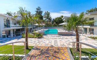 Apartmány Elegant - exteriér - bazén a záhrada - zájazd CK TURANCAR Apartmány Elegant - exteriér - bazén a záhrada - zájazd CK TURANCAR