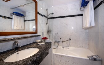 Hotel Hydramis Palace-kupelňa-letecký zájazd CK Turancar-Kréta-Kavros