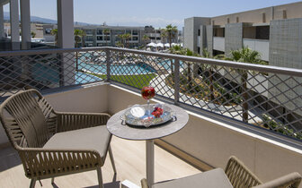 Hotel Amira Luxory Resort - výhľad na bazén - letecký zájazd CK Turancar - Kréta, Adelianos Kampos