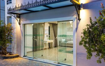 Hotel Manos Palace - vstup do hotela - letecký zájazd CK Turancar - Kréta, Bali