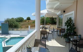 Hotel Antonios - terasa - letecký a autobusový zájazd CK Turancar - Grécko, Thasos, Limenaria Hotel Antonios - terasa - letecký a autobusový zájazd CK Turancar - Grécko, Thasos, Limenaria