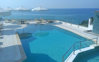 Hotel Antonios - bazén - letecký a autobusový zájazd CK Turancar - Grécko, Thasos, Limenaria Hotel Antonios - bazén - letecký a autobusový zájazd CK Turancar - Grécko, Thasos, Limenaria