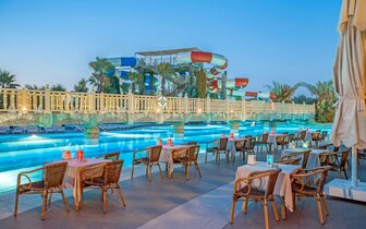 Royal Holiday Palace - terasa so sedením - letecký zájazd CK Turancar - Turecko, Lara