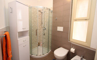 dom EDEN v BIBIONE, kúpeľňa v bilocale typ B, dovolenka s CK TURANCAR