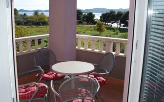 Villa Toni - balkón - autobusový zájazd CK Turancar - Chorvátsko, Sveti Filip i Jakov