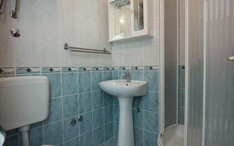 Vila Ivica - kúpeľňa - autobusový zájazd CK Turancar - Chorvátsko - Omiš (Duće)