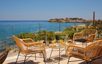 Hotel Archipelagos Residence - posedenie na terase - letecký zájazd CK Turancar - Kréta, Rethymno