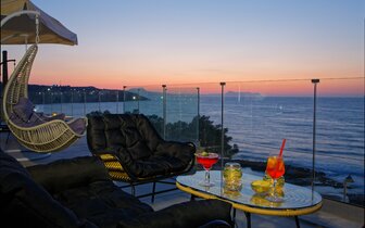 Hotel Archipelagos Residence - posedenie na terase - letecký zájazd CK Turancar - Kréta, Rethymno