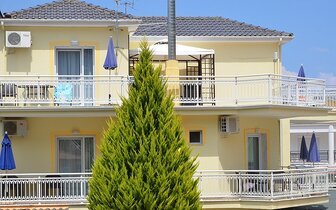 Apartmánový dom Ilion - exteriér - autobusový zájazd CK Turancar - Grécko, Thasos, Skala Potamias Apartmánový dom Ilion - exteriér - autobusový zájazd CK Turancar - Grécko, Thasos, Skala Potamias