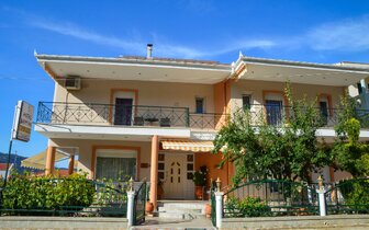 Apartmánový dom Vergina - exteriér - autobusový zájazd CK Turancar - Grécko, Thasos, Skala Potamias Apartmánový dom Vergina - exteriér - autobusový zájazd CK Turancar - Grécko, Thasos, Skala Potamias