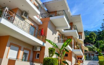 Apartmánový dom Vergina - exteriér - autobusový zájazd CK Turancar - Grécko, Thasos, Skala Potamias Apartmánový dom Vergina - exteriér - autobusový zájazd CK Turancar - Grécko, Thasos, Skala Potamias