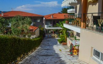 Apartmánový dom Vergina - záhrada - autobusový zájazd CK Turancar -  Grécko, Thasos, Skala Potamias Apartmánový dom Vergina - záhrada - autobusový zájazd CK Turancar -  Grécko, Thasos, Skala Potamias