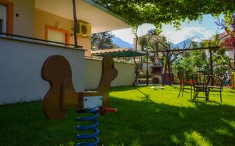 Apartmánový dom Vergina - záhrada - autobusový zájazd CK Turancar -  Grécko, Thasos, Skala Potamias Apartmánový dom Vergina - záhrada - autobusový zájazd CK Turancar -  Grécko, Thasos, Skala Potamias