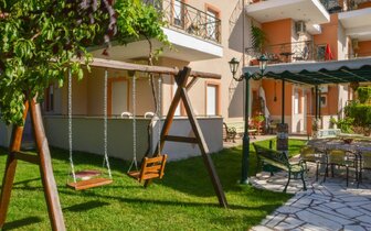 Apartmánový dom Vergina - záhrada - autobusový zájazd CK Turancar -  Grécko, Thasos, Skala Potamias Apartmánový dom Vergina - záhrada - autobusový zájazd CK Turancar -  Grécko, Thasos, Skala Potamias