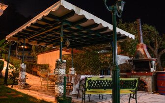 Apartmánový dom Vergina - záhradný gril - autobusový zájazd CK Turancar -  Grécko, Thasos, Skala Potamias Apartmánový dom Vergina - záhradný gril - autobusový zájazd CK Turancar -  Grécko, Thasos, Skala Potamias