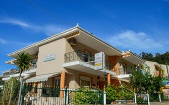 Apartmánový dom Vergina - exteriér - autobusový zájazd CK Turancar - Grécko, Thasos, Skala Potamias Apartmánový dom Vergina - exteriér - autobusový zájazd CK Turancar - Grécko, Thasos, Skala Potamias