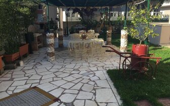 Apartmánový dom Vergina - záhrada - autobusový zájazd CK Turancar -  Grécko, Thasos, Skala Potamias Apartmánový dom Vergina - záhrada - autobusový zájazd CK Turancar -  Grécko, Thasos, Skala Potamias