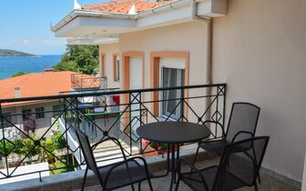 Apartmánový dom Vergina - balkón - autobusový zájazd CK Turancar - Grécko, Thasos, Skala Potamias Apartmánový dom Vergina - balkón - autobusový zájazd CK Turancar - Grécko, Thasos, Skala Potamias