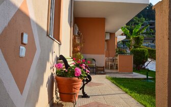 Apartmánový dom Vergina - záhrada - autobusový zájazd CK Turancar -  Grécko, Thasos, Skala Potamias Apartmánový dom Vergina - záhrada - autobusový zájazd CK Turancar -  Grécko, Thasos, Skala Potamias