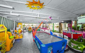 Vonresort Golden Beach - herňa - letecký zájazd CK Turancar - Turecko, Colakli