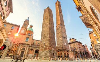 Poznávacie zájazdy CK Turancar, Taliansko na tanieri, Bologna, Due Torri Poznávacie zájazdy CK Turancar, Taliansko na tanieri, Bologna, Due Torri