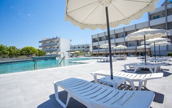 Hotel Tsampika - bazén - letecký zájazd CK Turancar - Faliraki, Rodos Hotel Tsampika - bazén - letecký zájazd CK Turancar - Faliraki, Rodos