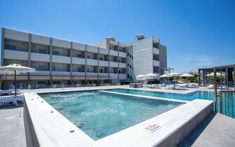 Hotel Tsampika - bazén - letecký zájazd CK Turancar - Faliraki, Rodos Hotel Tsampika - bazén - letecký zájazd CK Turancar - Faliraki, Rodos