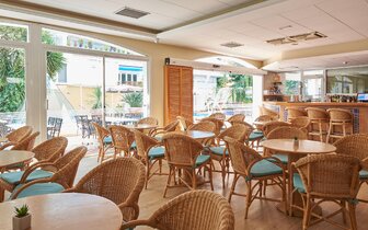 DWO Les Palmeres - bar - letecký zájazd CK Turancar - Španielsko, Calella