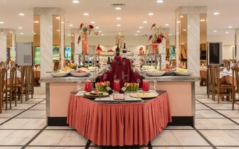 Royal Sun - bufetové stoly - letecký zájazd CK Turancar - Španielsko, Santa Susanna