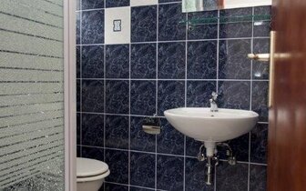 Apartmány Neda - kúpeľňa - autobusový zájazd CK Turancar - Omiš, Duče