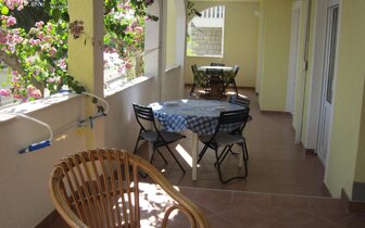 Apartmány Neda - terasa - autobusový zájazd CK Turancar - Omiš, Duče