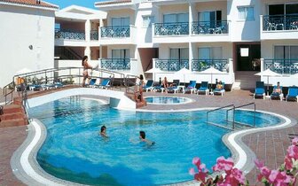 Cynthiana Beach Hotel - bazén - letecký zájazd CK Turancar - Cyprus, Paphos