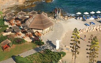 Cynthiana Beach Hotel - plážový bar - letecký zájazd CK Turancar - Cyprus, Paphos