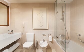 St.Raphael Resort – kupeľňa – letecký zájazd CK Turancar – Cyprus, Aya Napa 