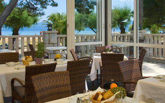 hotel Plaža - terasa - autobusový zájazd CK Turancar - Chorvátsko, Omiš