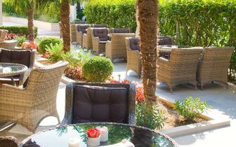 hotel Plaža - terasa - autobusový zájazd CK Turancar - Chorvátsko, Omiš