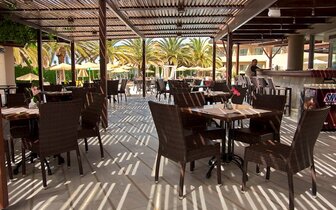Minos Hotel - bar pri bazéne - letecký zájazd CK Turancar - Kréta, Rethymno
