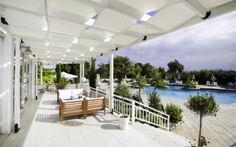 Hotel Happy Days - posedenie pri bazéne - letecký zájazd CK Turancar - Theologos, Rodos