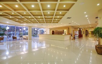 Hotel Kipriotis Village Resort - vstupná hala s recepciou - letecky zájazd CK Turancar - Kos, Psalidi