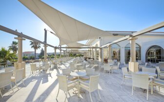 Hotel Kipriotis Village Resort - bar s terasou - letecky zájazd CK Turancar - Kos, Psalidi