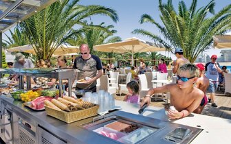 Kipriotis Village Resort – bar – letecký zájazd CK Turancar – Kos - Psalidi