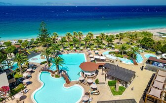 Hotel D´Andrea Mare beach - pohľad na bazény a pláž - letecký zájazd CK Turancar - Ialyssos, Rodos