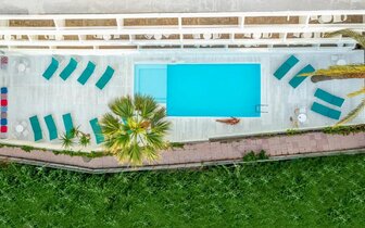 Azure Mare Hotel - okolie bazéna - letecký zájazd CK Turancar - Kréta, Hersonissos