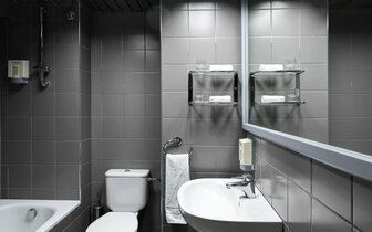 Hotel Esperides Beach Resort - kúpelňa v dvojlôžkovej izbe s výhľadom na more - letecký zájazd CK Turancar - Faliraki, Rodos