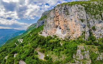 Autobusové poznávacie zájazdy CK Turancar, Čierna Hora a poklady Balkánu, kláštor Ostrog
