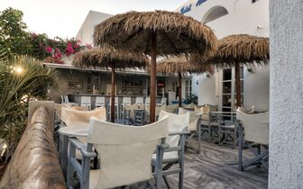 Hotel Alexandra - beach bar - Santorini - Kamari - letecký zájazd CK TURANCAR