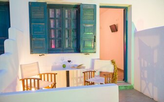 Hotel Iliada Odysseas - Santorini - terasa -  letecký zájazd CK TURANCAR